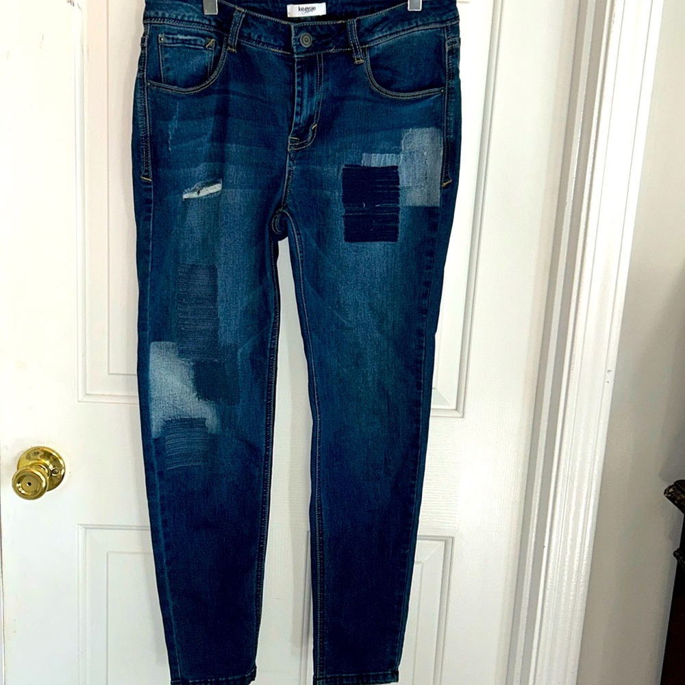 Kensie cropped jeans with unique design